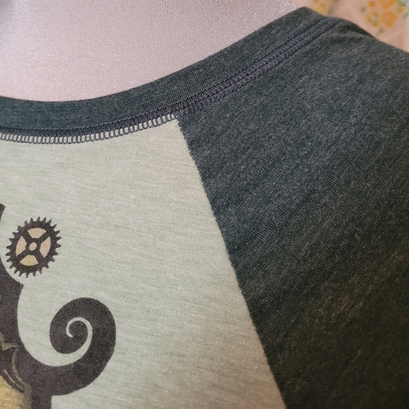 Wicked musical green for good raglan tee - Picture 4 of 9